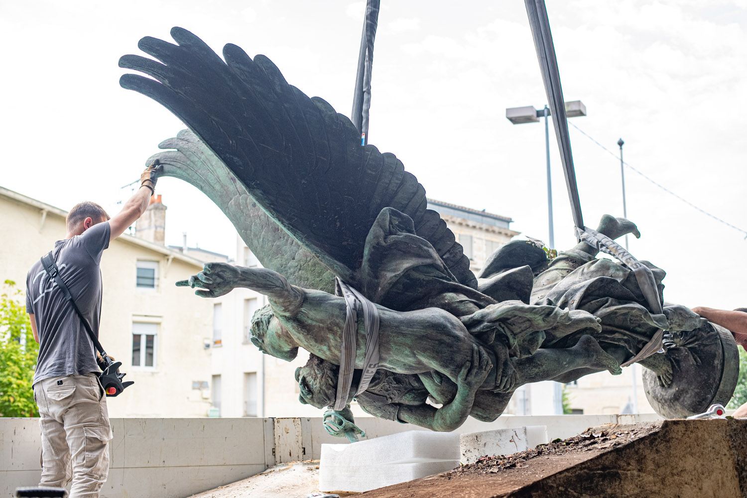 Réinstallation de la statue Gloria Victis, place de Strasbourg, Niort