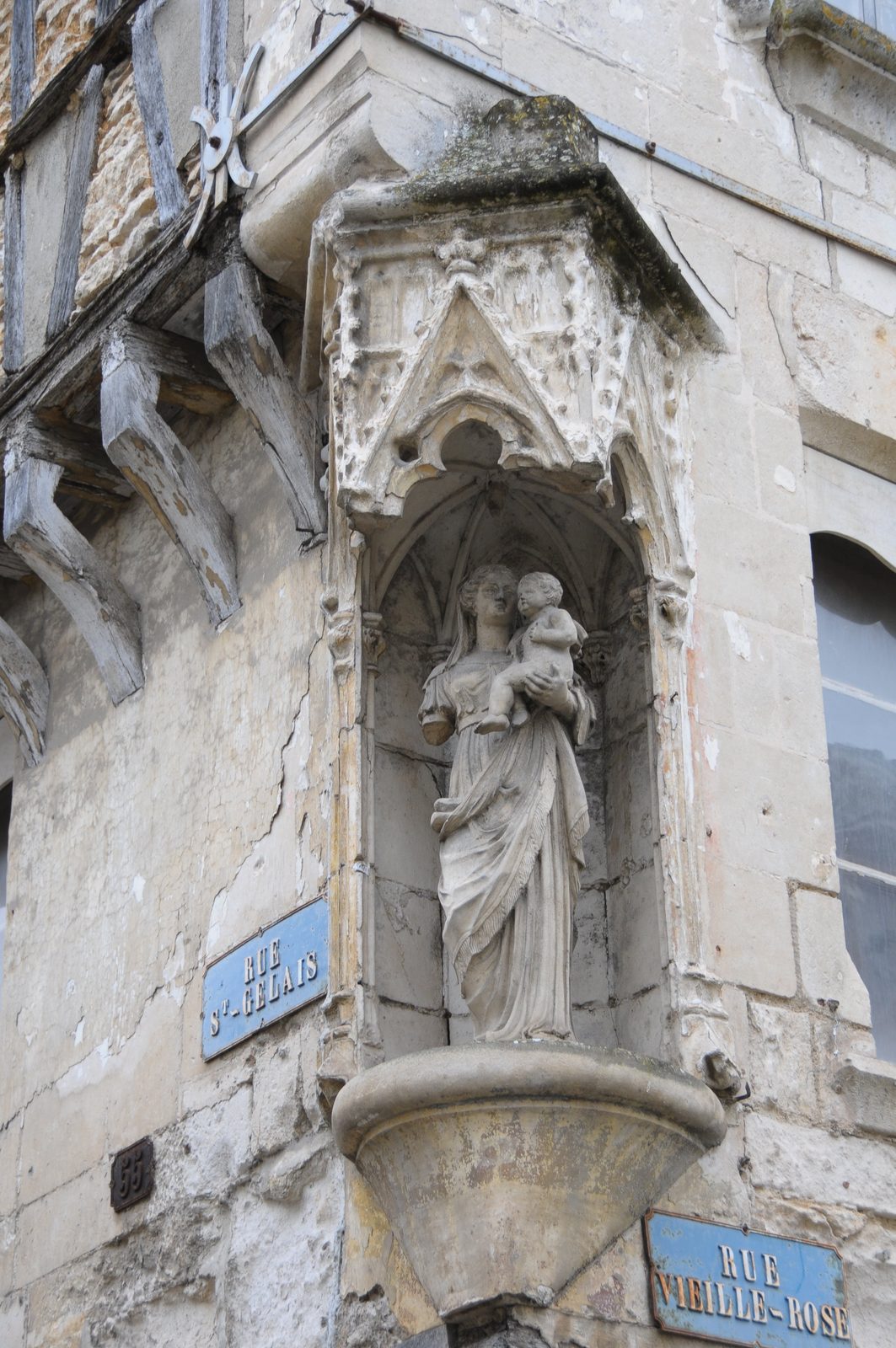 Niche à statue, façade de l'église Saint-Gelais