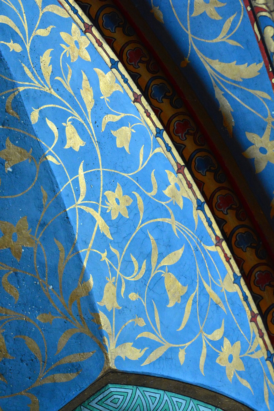Décor peint à la feuille d'or, chapelle Saint-Hilaire